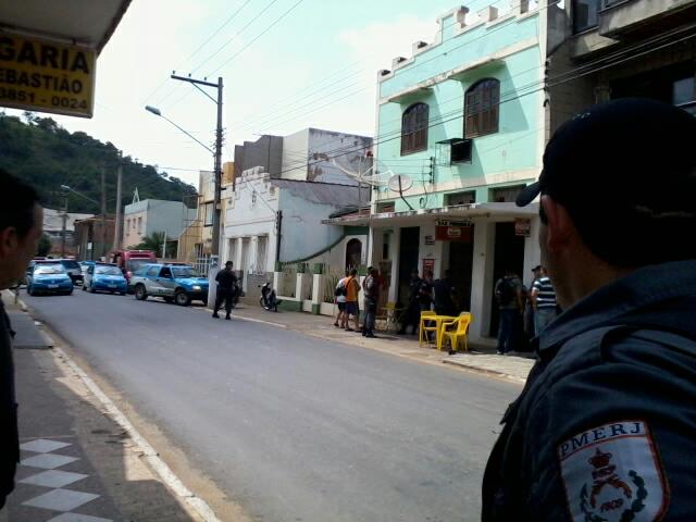 Polícia cerca o local para deter o homem armado. Foto: Nelson Barros
