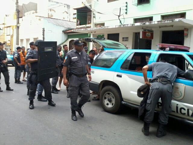 Polícia invade o bar e detém o homem. Foto: Nelson Barros