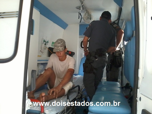 DOUGLAS NO MOMENTO QUE ERA LEVADO PARA O HOSPITAL. FOTO: NELSON BARROS DOUGLAS NO MOMENTO QUE ERA LEVADO PARA O HOSPITAL. FOTO: NELSON BARROS