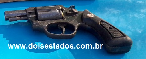 A ARMA ENCONTRADA PELOS PMs. FOTO: NELSON BARROS A ARMA ENCONTRADA PELOS PMs. FOTO: NELSON BARROS