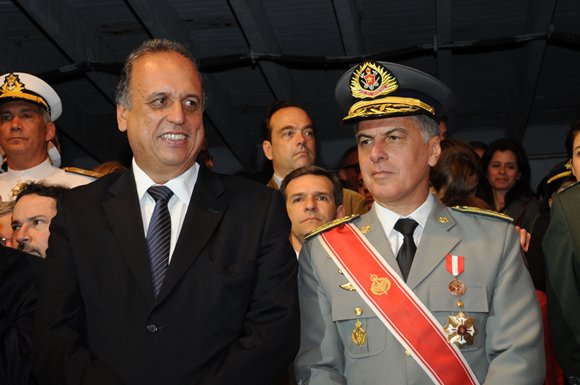 O vice-governador e coordenador de infraestrutura, Luiz Fernando Pezão, e o comandante do Corpo de Bombeiros do Estado do Rio de Janeiro e secretário de Defesa Civil, Sérgio Simões. Fotógrafo: André Gomes de Melo O vice-governador e coordenador de infraestrutura, Luiz Fernando Pezão, e o comandante do Corpo de Bombeiros do Estado do Rio de Janeiro e secretário de Defesa Civil, Sérgio Simões. Fotógrafo: André Gomes de Melo