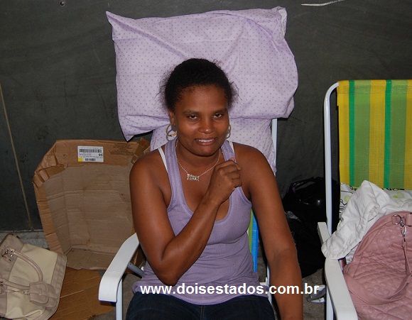 Maria Regina, 35 anos, moradora na Rua Eupides Portes Mendes, 338.  foto: Nelson Barros