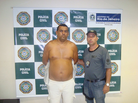 O acusado de estupro e o Inspetor Sérgio Rocha O acusado de estupro e o Inspetor Sérgio Rocha