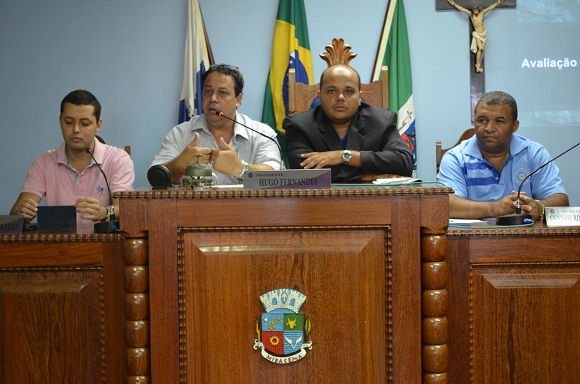 O Vice Raphael, o prefeito Jueyr Orsay, o presidente da Câmara Hugo Fernandes e o segundo secretário Genessi Rodrigues. Foto: Mesias Vieira O Vice Raphael, o prefeito Jueyr Orsay, o presidente da Câmara Hugo Fernandes e o segundo secretário Genessi Rodrigues. Foto: Mesias Vieira.