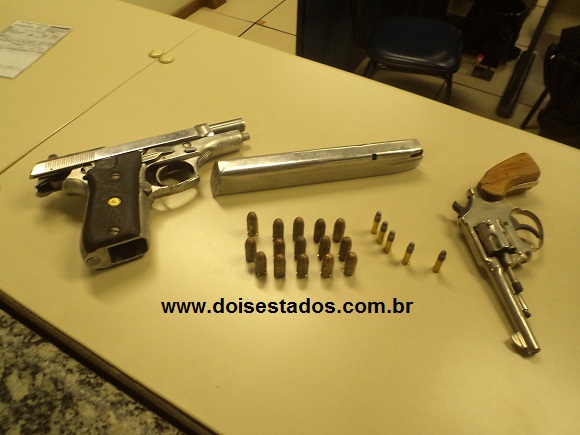As armas apreendidas pela PM. Foto: Nelson Barros As armas apreendidas pela PM. Foto: Nelson Barros