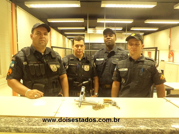 Os policiais militares com as armas apreendidas. Foto: Nelson Barros Os policiais militares com as armas apreendidas. Foto: Nelson Barros