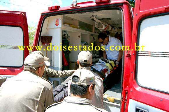 Momento em que o motorista era socorrido pela equipe do corpo de Bombeiros. Foto: Laelson Barros