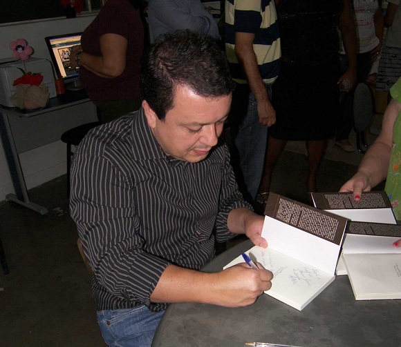 : Dr. Flávio fez questão de autografar vários exemplares do livro escrito por ele e que doou para a nova biblioteca : Dr. Flávio fez questão de autografar vários exemplares do livro escrito por ele e que doou para a nova biblioteca