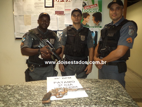 Romão, Adriano Dutra e Scot, com a arma apreendida. foto: nelson barros Romão, Adriano Dutra e Scot, com a arma apreendida. foto: nelson barros