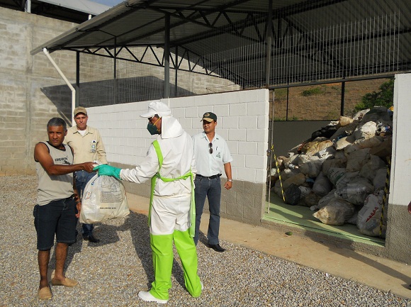 – Agricultor entrega embalagens vazias durante a inauguração do posto de coleta em Itaocara. Em São Sebastião do Alto, funcionários da Prefeitura fizeram a coleta. – Agricultor entrega embalagens vazias durante a inauguração do posto de coleta em Itaocara. Em São Sebastião do Alto, funcionários da Prefeitura fizeram a coleta.