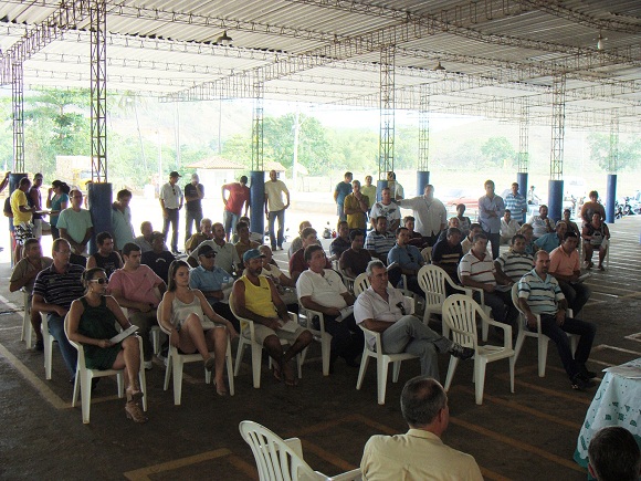 - Agricultores participaram da solenidade de inauguração do posto de coleta de embalagens de agrotóxicos em Ponto de Pergunta - Agricultores participaram da solenidade de inauguração do posto de coleta de embalagens de agrotóxicos em Ponto de Pergunta