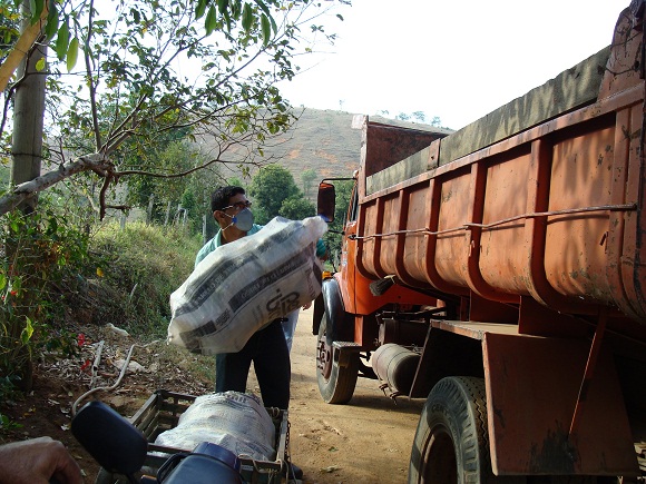 Paulo César, funcionário da Comercial Friburguense, foi um dos que participaram da coleta em Itaocara. Paulo César, funcionário da Comercial Friburguense, foi um dos que participaram da coleta em Itaocara.