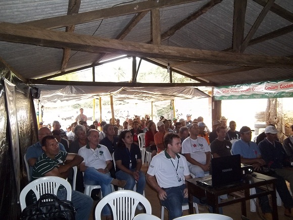 - Mais de cem agricultores participaram do dia de campo no sítio Arataca em Porciúncula - Mais de cem agricultores participaram do dia de campo no sítio Arataca em Porciúncula
