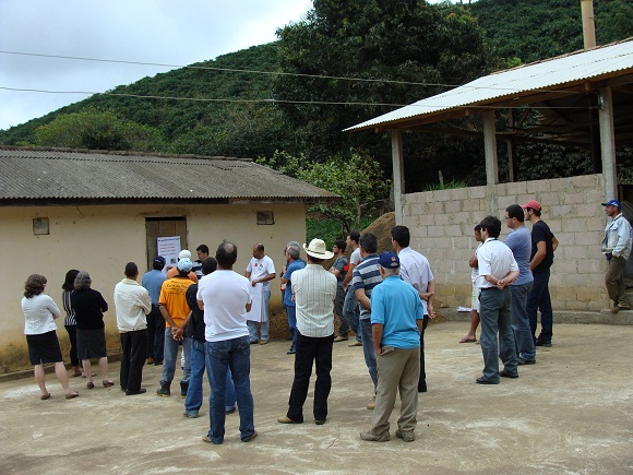 - Ao lado do galpão onde o secador de café foi instalado, os agricultores conheceram as técnicas de manejo do café. - Ao lado do galpão onde o secador de café foi instalado, os agricultores conheceram as técnicas de manejo do café.