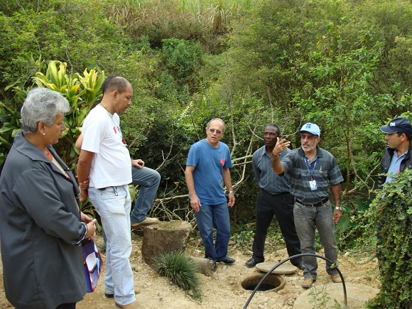 O grupo conheceu as fossas sépticas instaladas pelo Rio Rural. O grupo conheceu as fossas sépticas instaladas pelo Rio Rural.