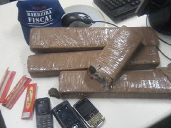 Maconha apreendida com os acusados. Maconha apreendida com os acusados.