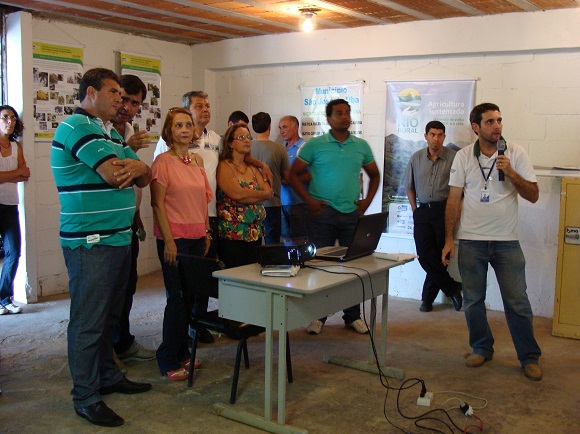 Assessor Técnico do Rio Rural, Luis Alberto Figueiredo apresentou o simulador de microbacias. Assessor Técnico do Rio Rural, Luis Alberto Figueiredo apresentou o simulador de microbacias.