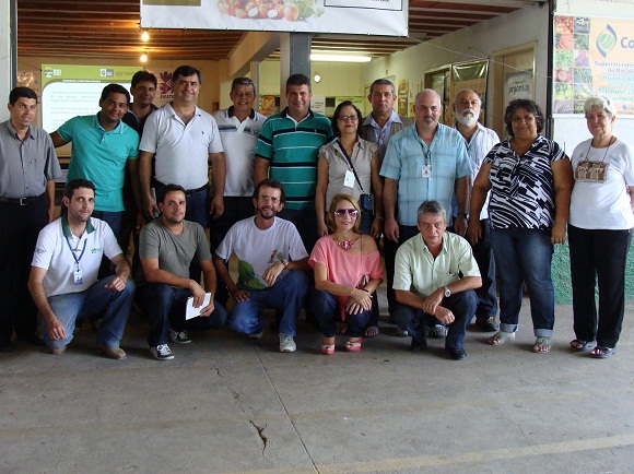 - Representantes da Emater-Rio, Rio Rural, Ceasa, Conab, Sebrae, Colônia Z 20, Aprovisam, Roçarte e prefeitura reunidos. - Representantes da Emater-Rio, Rio Rural, Ceasa, Conab, Sebrae, Colônia Z 20, Aprovisam, Roçarte e prefeitura reunidos.