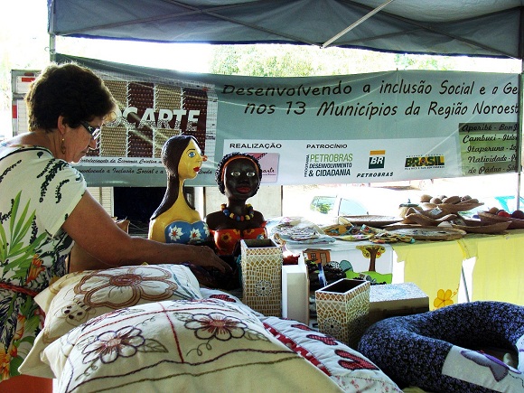 Artesanato do grupo Roçarte, com matéria-prima diversificada, atraíram o interesse do público. Artesanato do grupo Roçarte, com matéria-prima diversificada, atraíram o interesse do público.