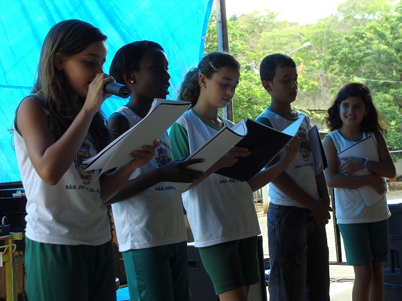 - Alunos da E. M. Maria de Lourdes leram poemas que se destacaram na Olímpiada de Língua Portuguesa da escola - Alunos da E. M. Maria de Lourdes leram poemas que se destacaram na Olímpiada de Língua Portuguesa da escola