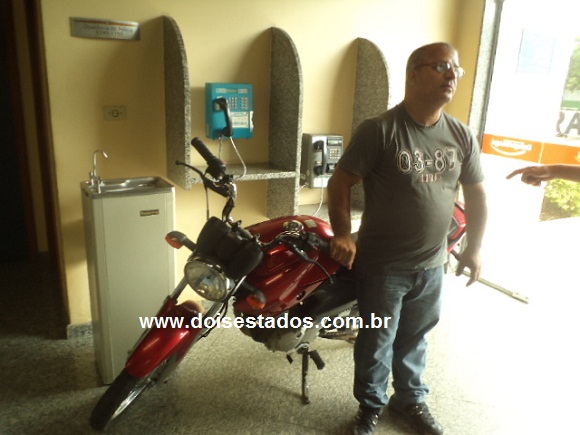 Eliel Nunes Souza, 49 anos, morador na Rua S&atilde;o Jo&atilde;o Batista, 405, em P&aacute;dua, recuperou sua moto na 137&ordf; DP de Miracema.
