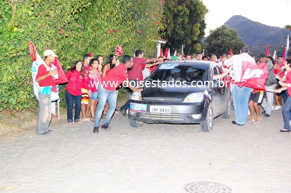 Um carro de outro partido, no meio da caminhada do PMDB, no distrito de Vila de Santa Maria, em S&atilde;o Jos&eacute; de Ub&aacute;. Foto: Laelson Barros