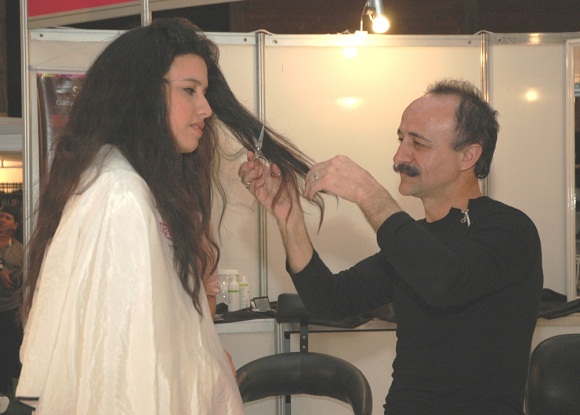 O cabeleireiro Celso Camassola atuando.