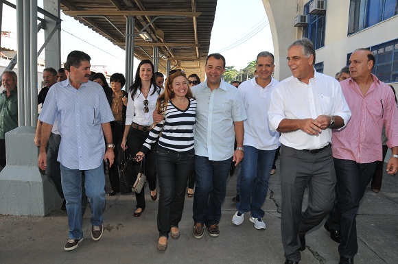 A miracemense e assessora da Secretaria de Transportes do Estado, Meire Moura, abra&ccedil;ada com S&eacute;rgio Cabral.