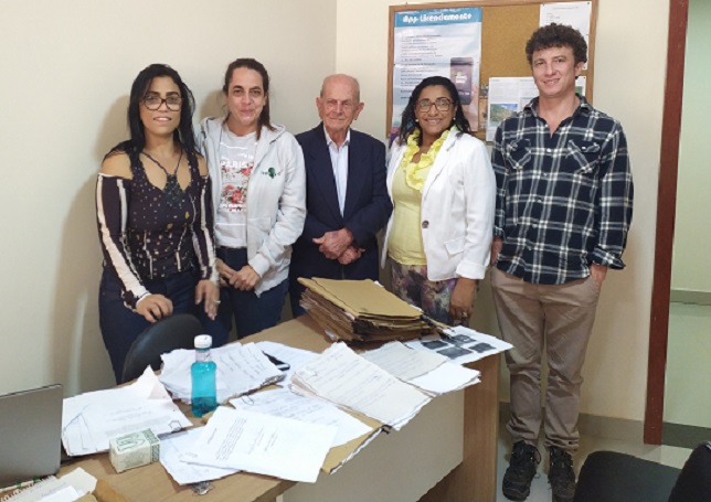 Foto: Equipe do Inea, com secret&aacute;ria de Meio Ambiente de Varre-Sai, Silvana Viana e o  prefeito Silvestre Gorini.