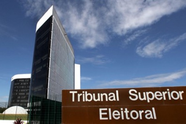 Edifício-sede do TSE, em Brasília, ao fundo; em primeiro plano, uma placa com a inscrição "Tribunal Superior Eleitoral" Edifício-sede do TSE, em Brasília, ao fundo; em primeiro plano, uma placa com a inscrição "Tribunal Superior Eleitoral"