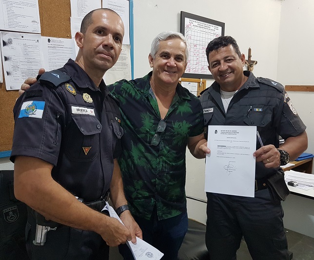 FOTO: NELSON BARROS - O vereador Maur&iacute;cio V&ocirc;, foi recebido pelos subtenentes Proen&ccedil;a e Cristiano, na sede da 3&ordf; Cia, quando eles receberam uma c&oacute;pia do documento.